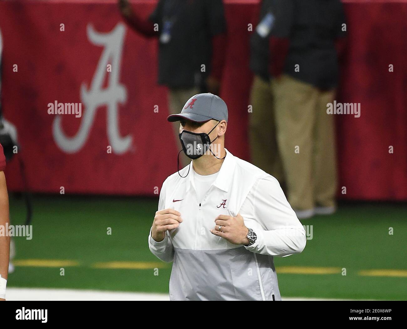 Glendale, Arizona, Stati Uniti. 2 gennaio 2021. (FILE) Alabama Crimson Tide coordinatore offensivo Steve Sarkisian è stato assunto dalla University of Texas Longhorns oggi 2 gennaio, riferito dall'università. Qui, un giorno prima, è stato illustrato il Rose Bowl Game di Arlington, Texas. (Assoluta completa fotografo & Company Credit: Jose/MarinMedia.org/Cal Sport Media) (HOLLYWOOD LIFE OUT, SHUTTERSTOCK OUT, LAS VEGAS RAIDERS OUT). Credit: csm/Alamy Live News Foto Stock