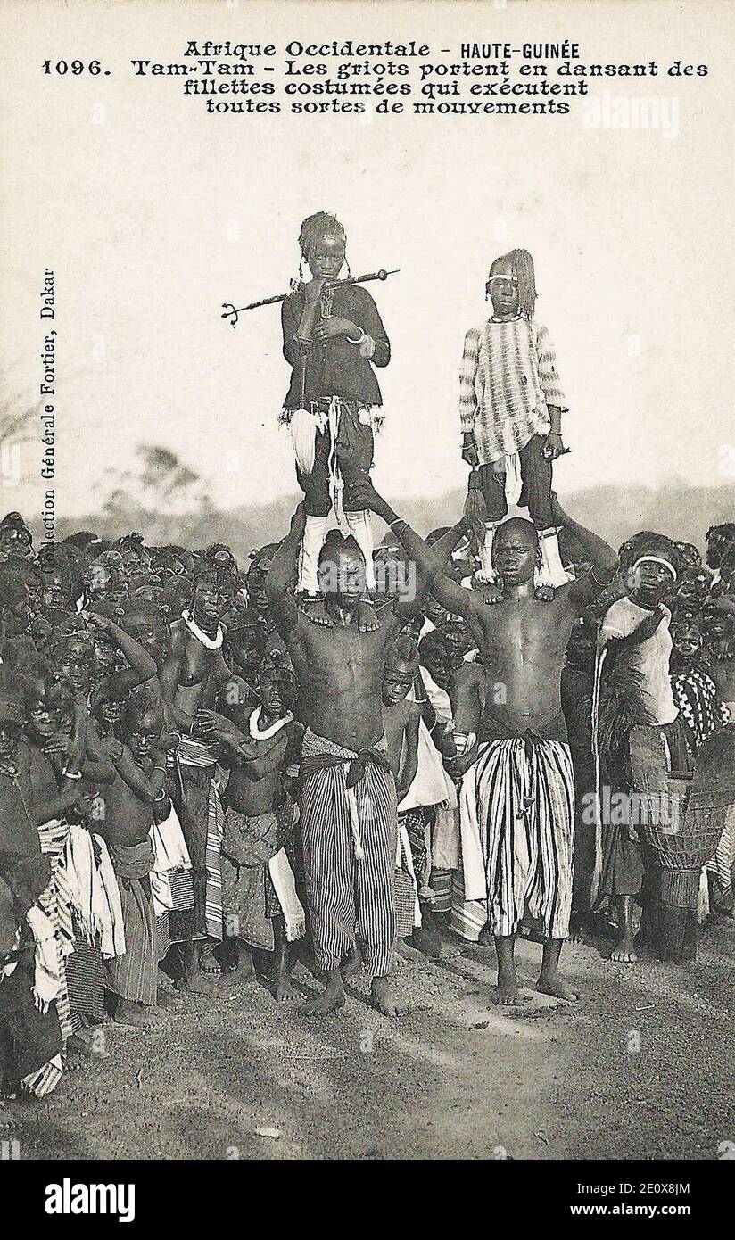 Les griots portent en dansant des fillettes costumées (Guinée). Foto Stock