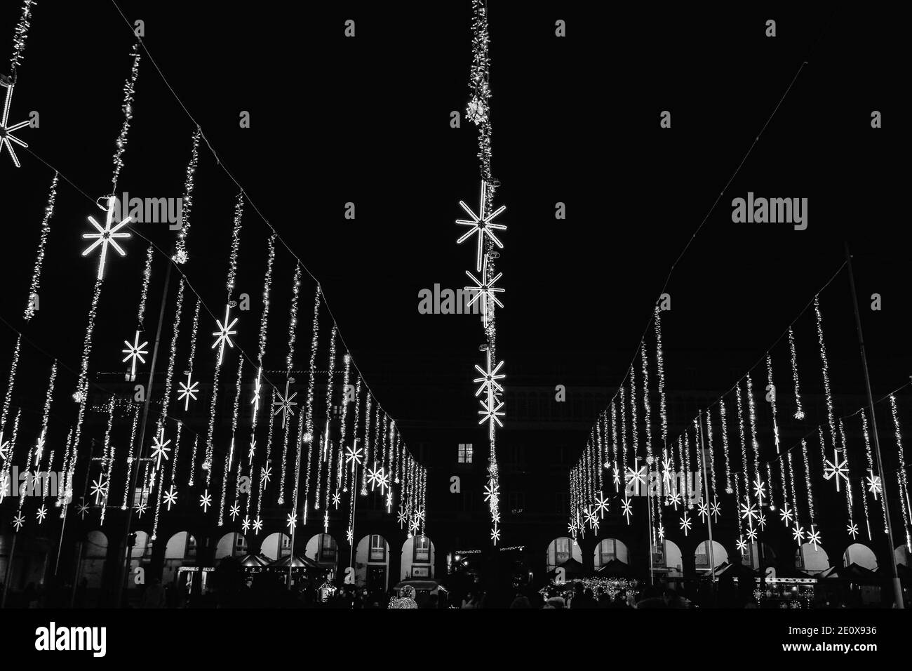 Decorazioni natalizie con luci a LED in plaza de maria pita in una Coruna, luci a LED a forma di stelle illuminate Foto Stock