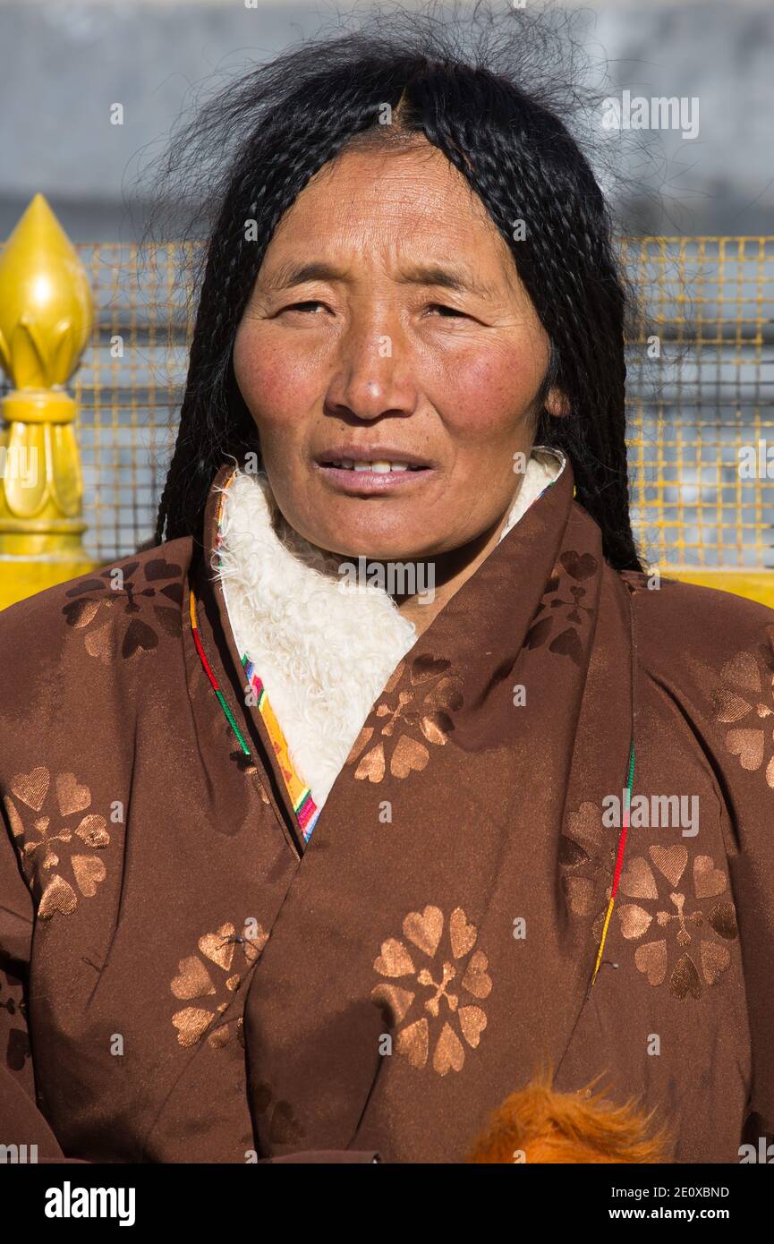 Donna tibetana locale a Lusar Foto Stock
