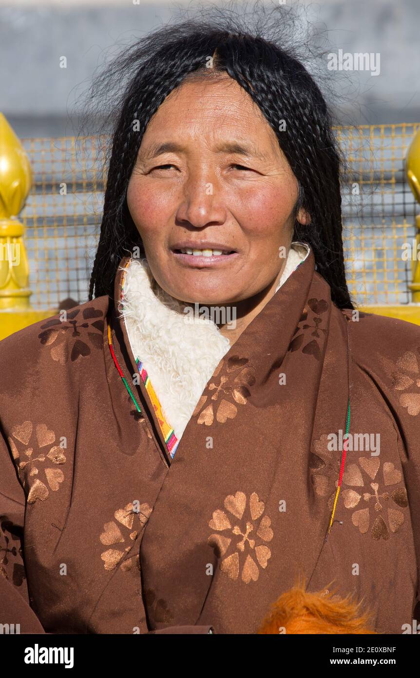 Donna tibetana locale a Lusar Foto Stock