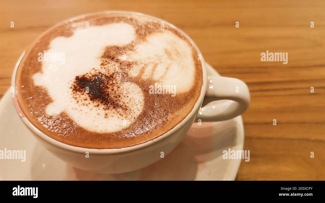 Cappuccino italiano con latte su sfondo ligneo. Belle tazze in ceramica. Foto Stock
