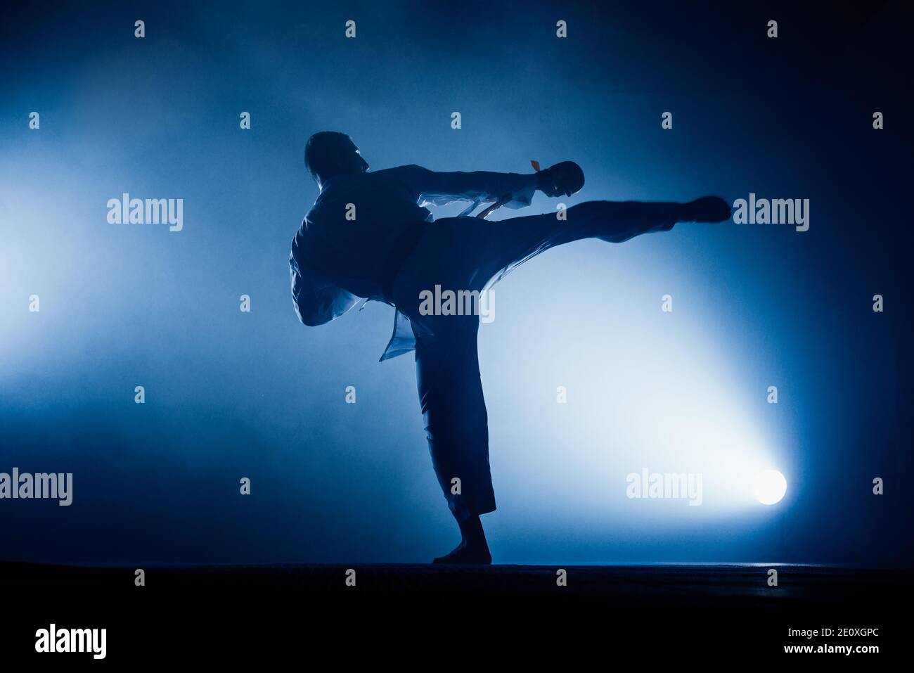 Uomo Karate con cintura rossa in posa, campione del mondo su sfondo nero  studio girato Foto stock - Alamy