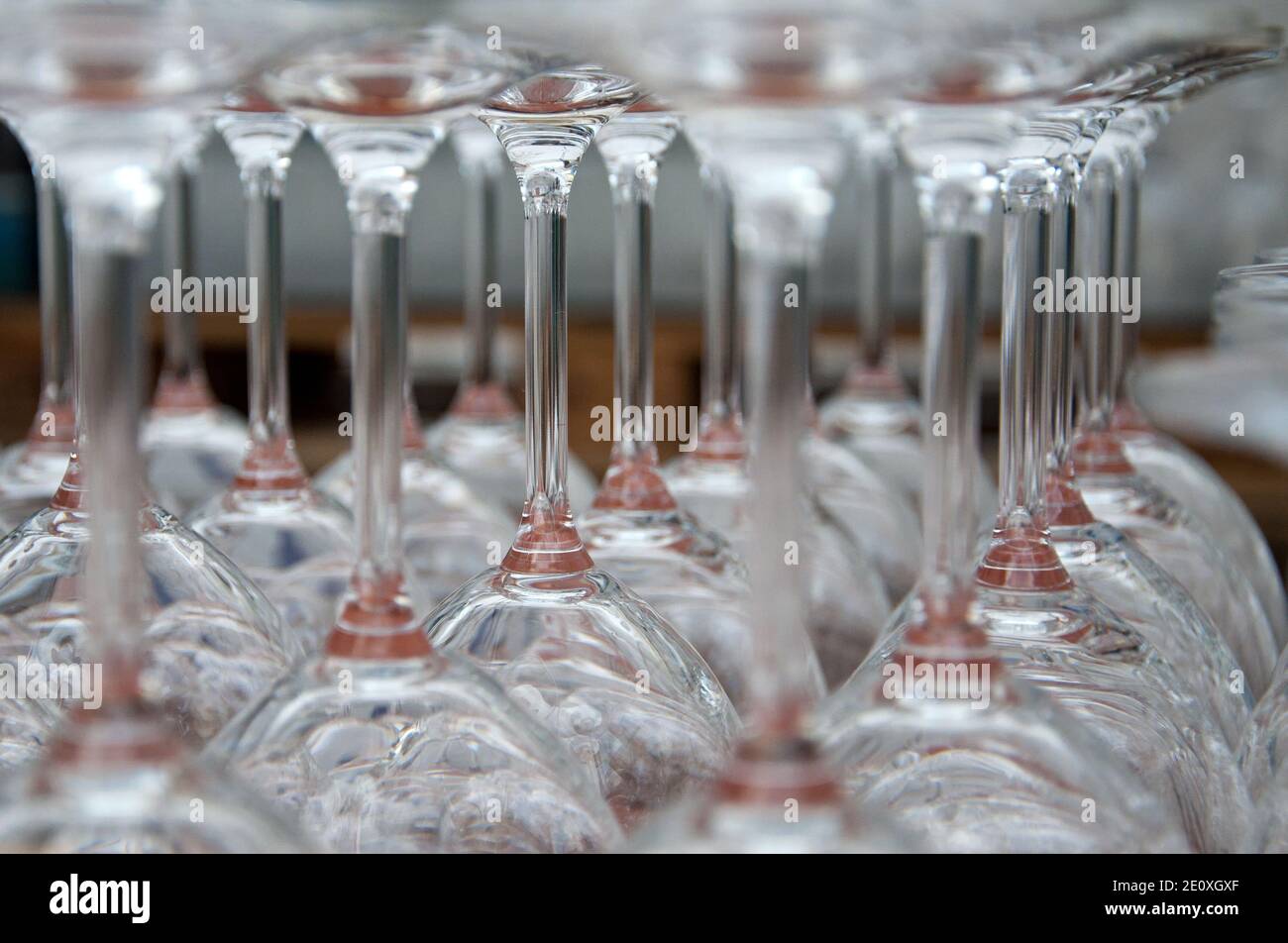 Svuotare i bicchieri di vino di cristallo puliti capovolti sul tavolo.  Riflessi nel bicchiere Foto stock - Alamy