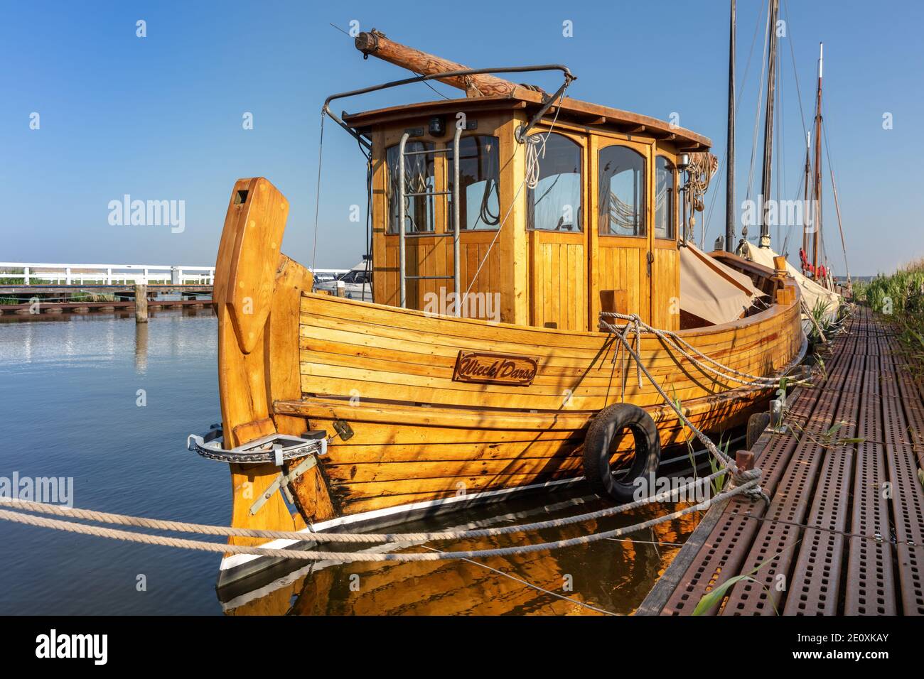 Vecchia barca da pesca in legno sulla baia di Zingst, Germania Foto Stock