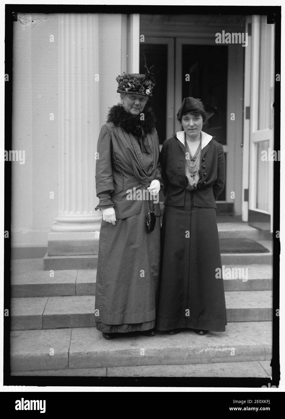 LEWIS, MRS. LAWRENCE. A sinistra, con MRS. HARRY LOWENBURG Foto Stock