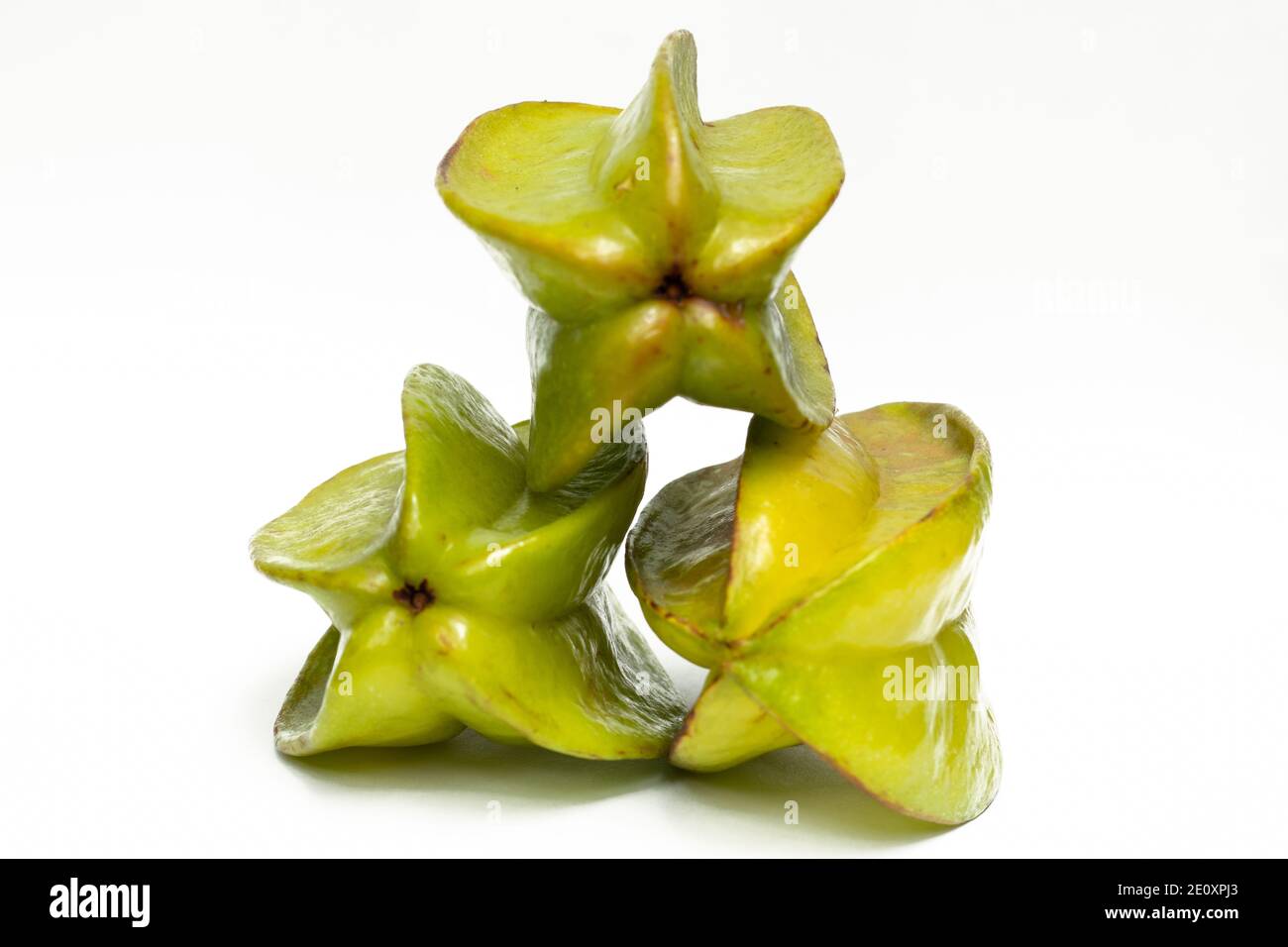 Tre frutti verdi di carambola su sfondo bianco Foto Stock