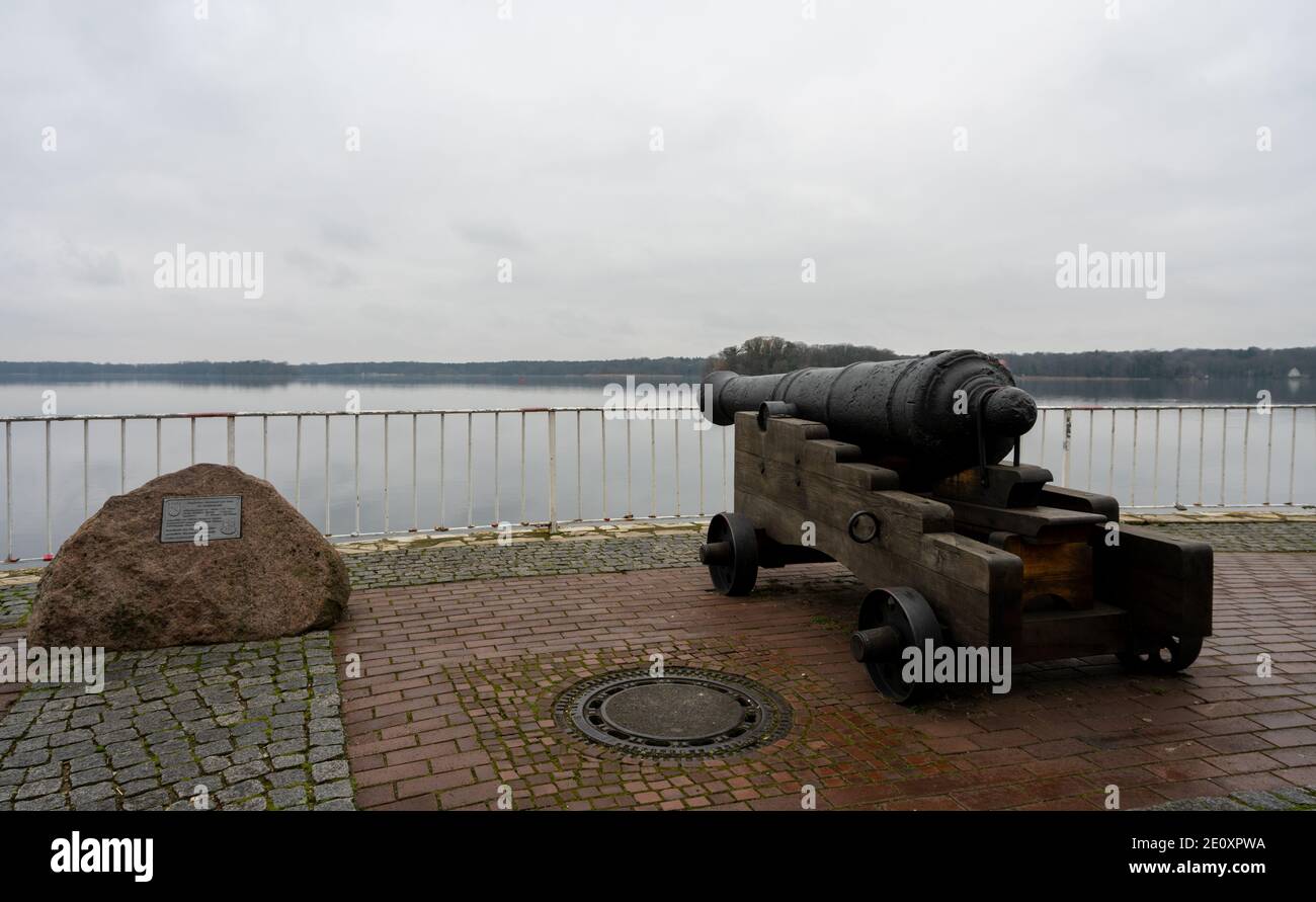 Cannoni storici sulle rive del lago Tegel a Berlino Foto Stock