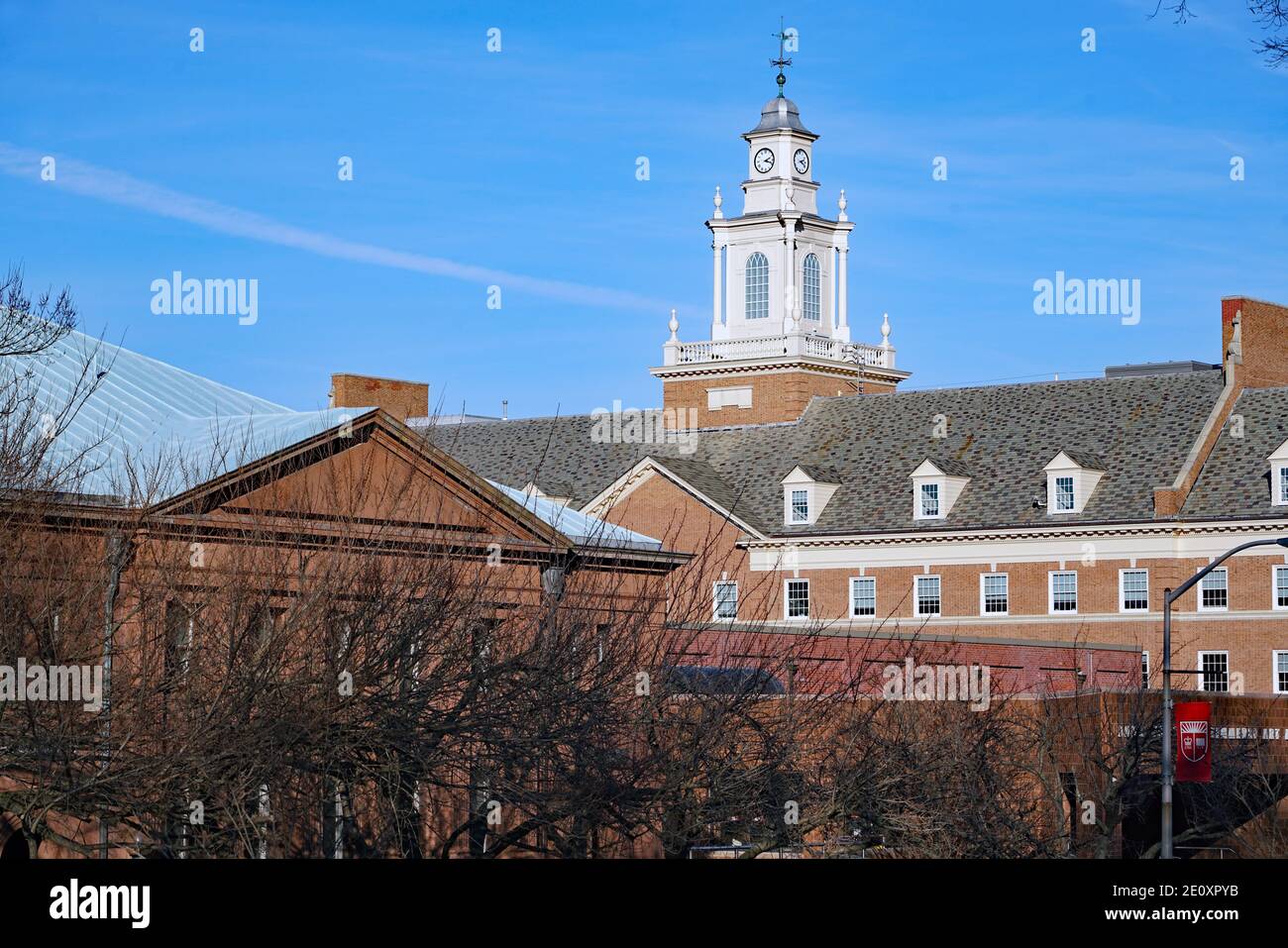 Rutgers University, edificio in mattoni in stile New England con cupola della torre dell'orologio e paletta meteorologica Foto Stock