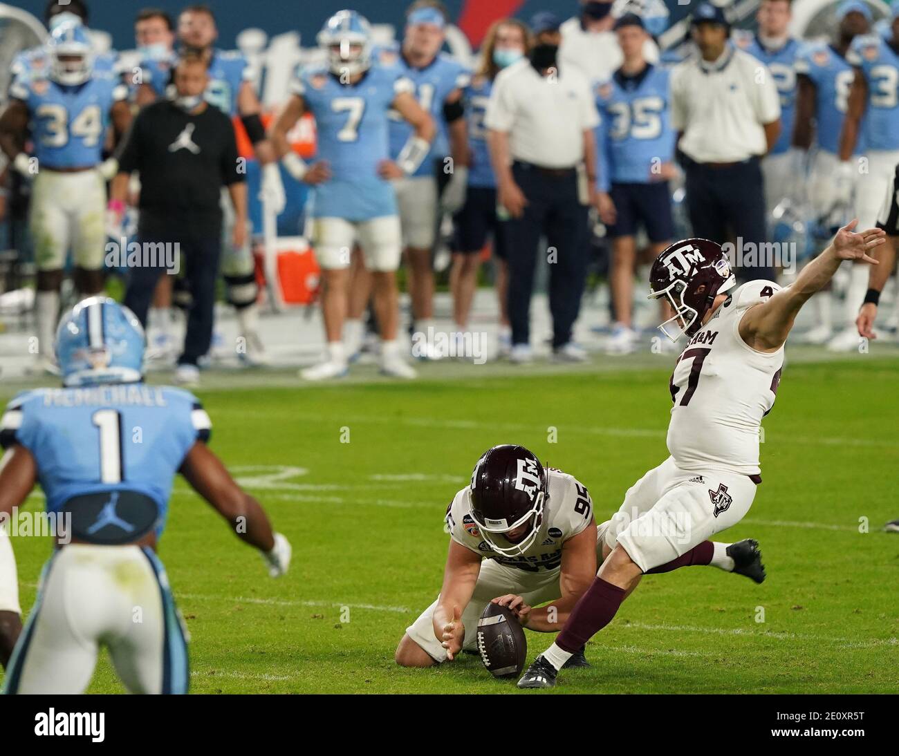 Miami, Stati Uniti. 02 gennaio 2021. Texas A&M Aggies Place kicker Seth Small (47) calcia un obiettivo di campo di 23 metri contro i North Carolina Tar Heels durante la seconda metà della partita di football Orange Bowl all'Hard Rock Stadium di Miami, sabato 2 gennaio 2021. Nik Constantinou (95) del Texas A&M tiene il calcio per il calcio. Foto di Hans Deryk/UPI Credit: UPI/Alamy Live News Foto Stock