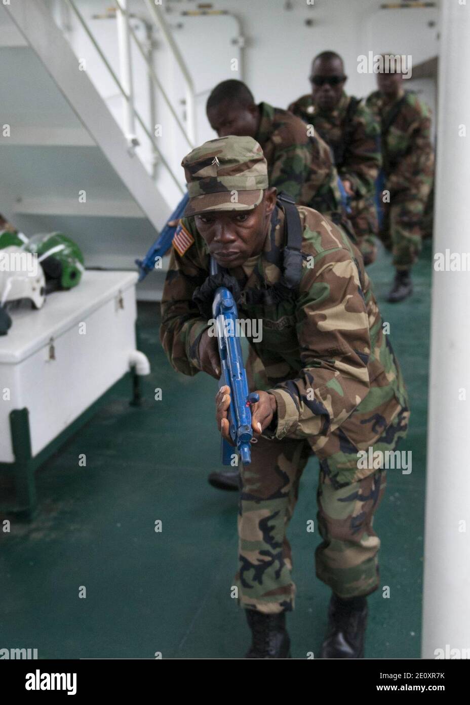 I membri del servizio liberiano praticano la pulizia della stanza e tecniche di movimento tattico a bordo della nave di pattuglia della Guardia civile spagnola Rio Segura 8 marzo 2014, a Dakar, Senegal, durante l'esercizio Sahariana Express 2014 140308 Foto Stock