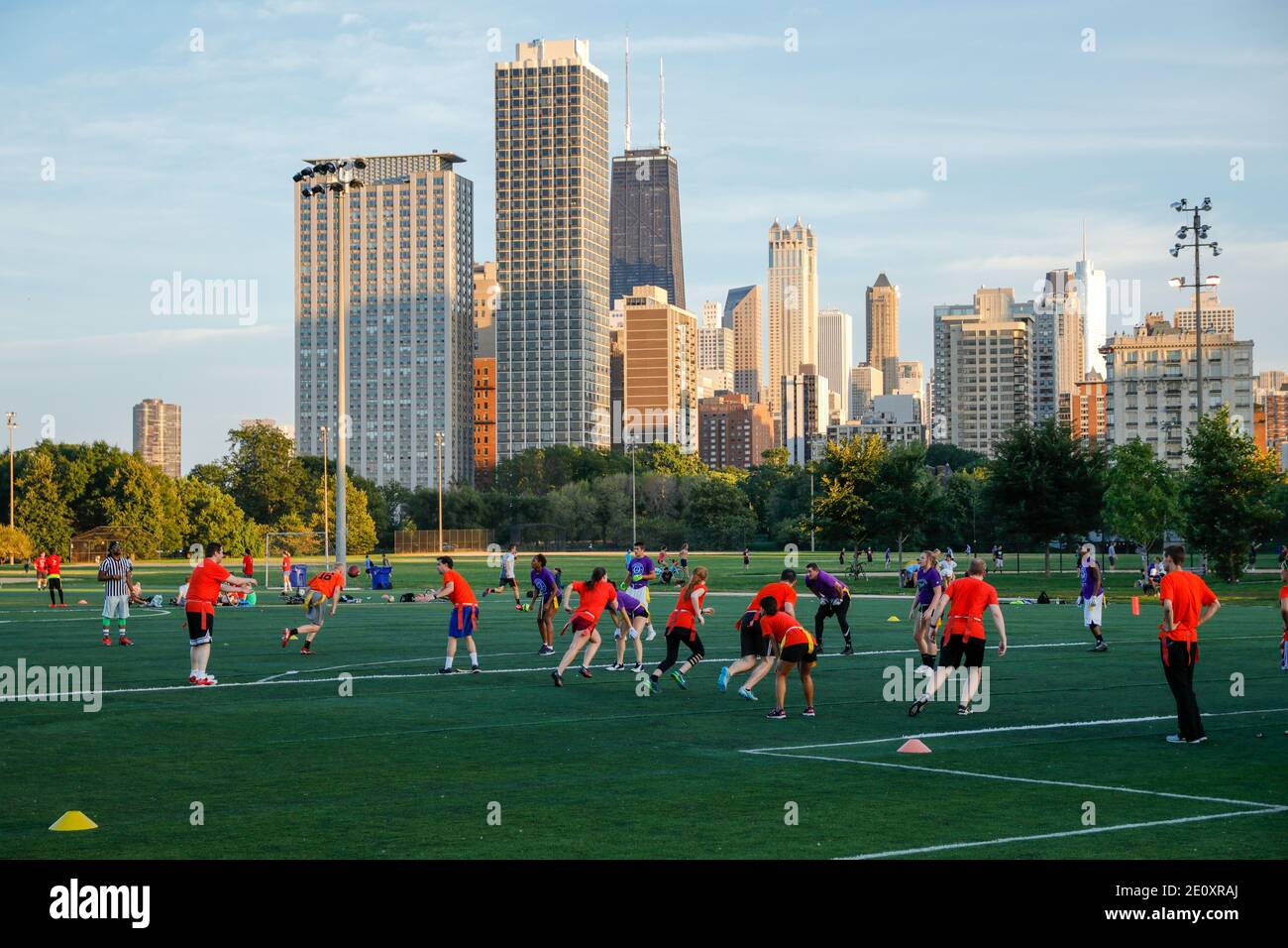 Una partita di calcio-bandiera a Lincoln Park con lo skyline di Chicago sullo sfondo. Foto Stock