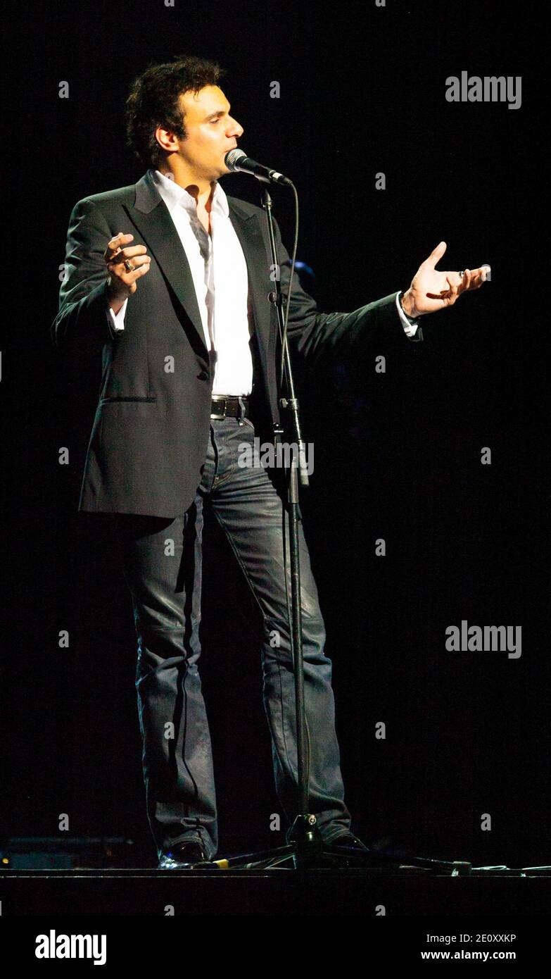 Il tenore italiano-australiano "Alfio" (Alfio Bonanno) si esibisce in concerto dal vivo presso il Sydney Entertainment Centre di Sydney, Australia. Era il supporto della notte per il cantautore italiano Zucchero. Foto Stock