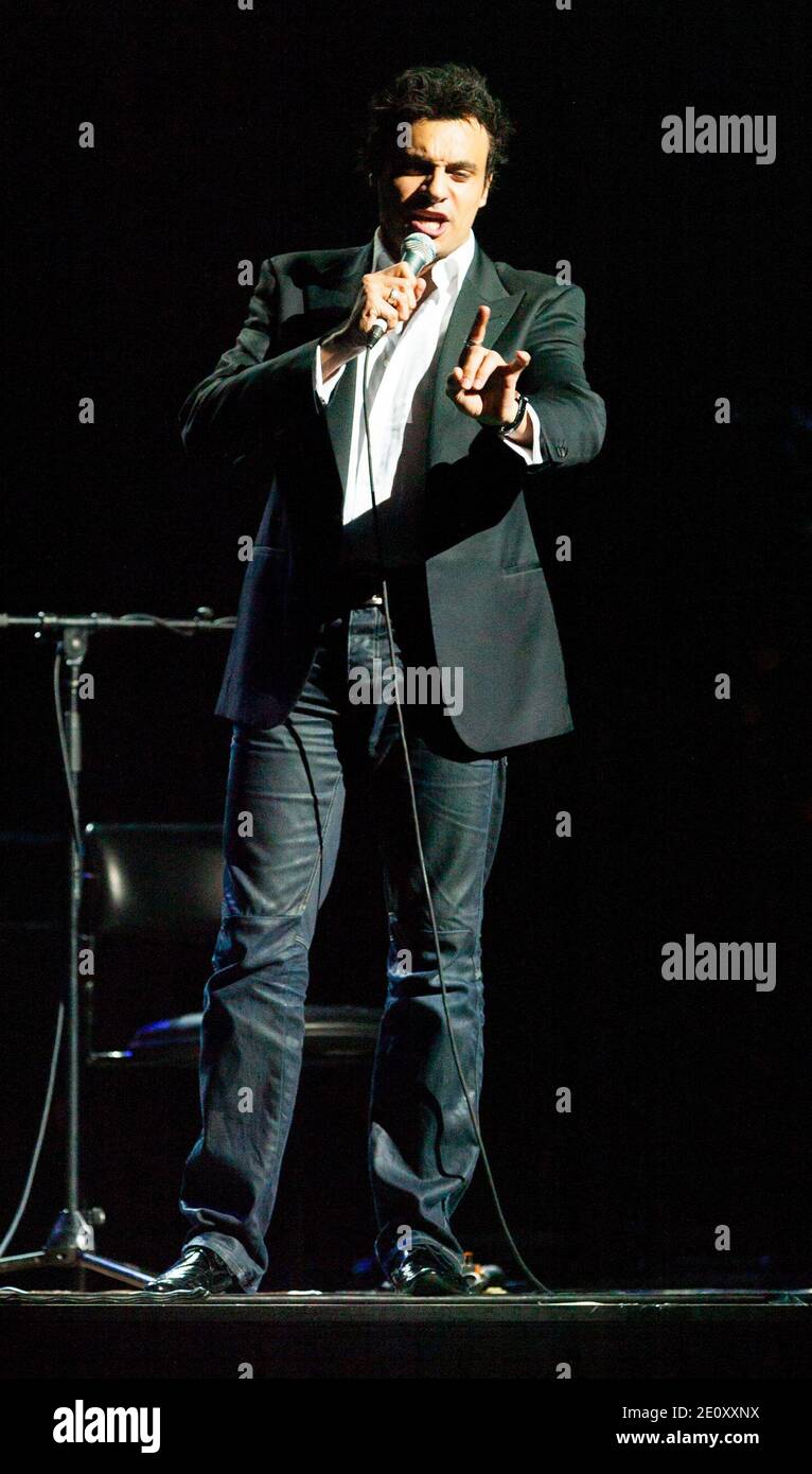 Il tenore italiano-australiano "Alfio" (Alfio Bonanno) si esibisce in concerto dal vivo presso il Sydney Entertainment Centre di Sydney, Australia. Era il supporto della notte per il cantautore italiano Zucchero. Foto Stock