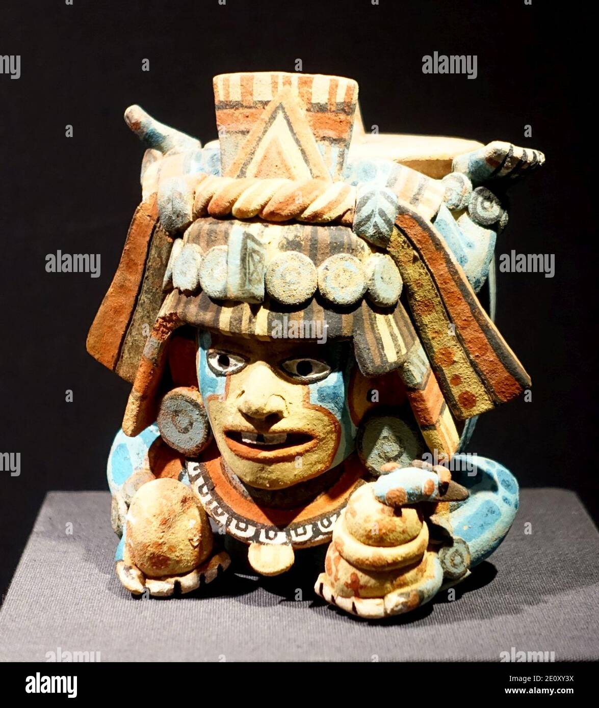Contenitore effigie con coperchio sotto forma di un dio subacqueo, Maya, Belize settentrionale o Quintana Roo, Messico, c.. 1500 d.C., vernice policromo post-fuoco in ceramica Foto Stock