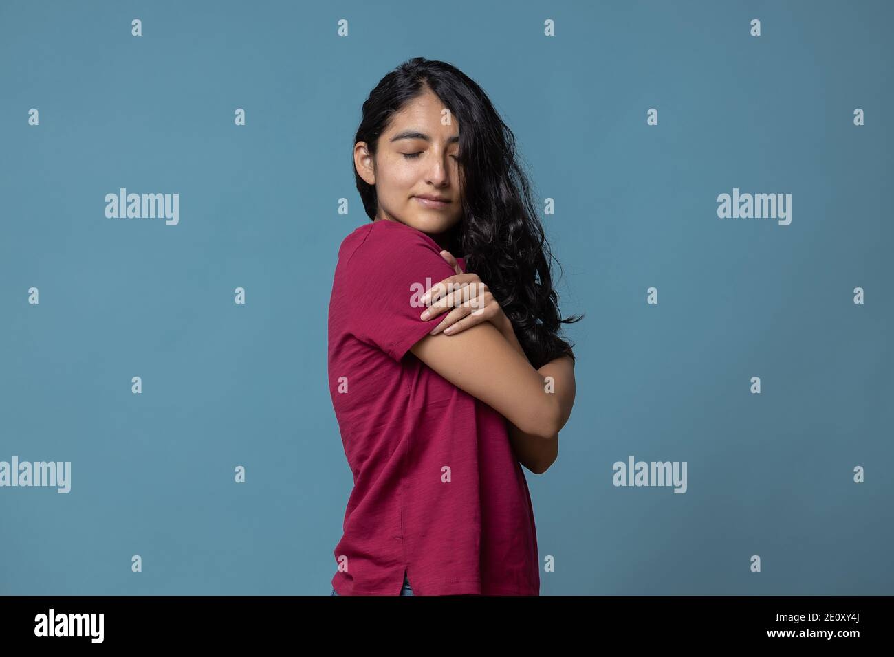 Donna latina messicana che si sta zalcando, giorno di San Valentino, concetto di amore di sé Foto Stock