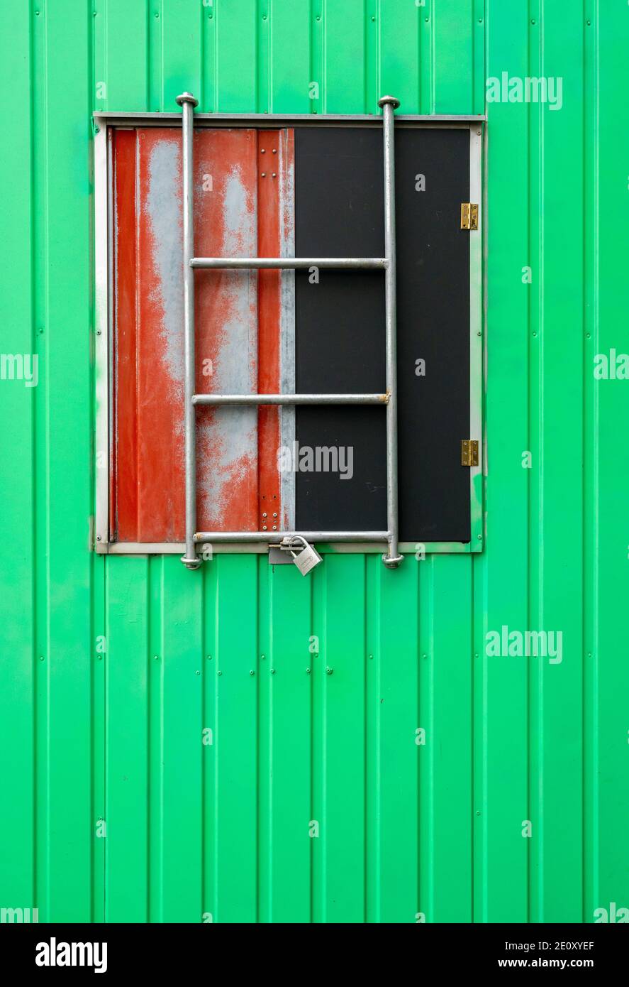 Finestra protetta su un rimorchio da costruzione verde Foto Stock