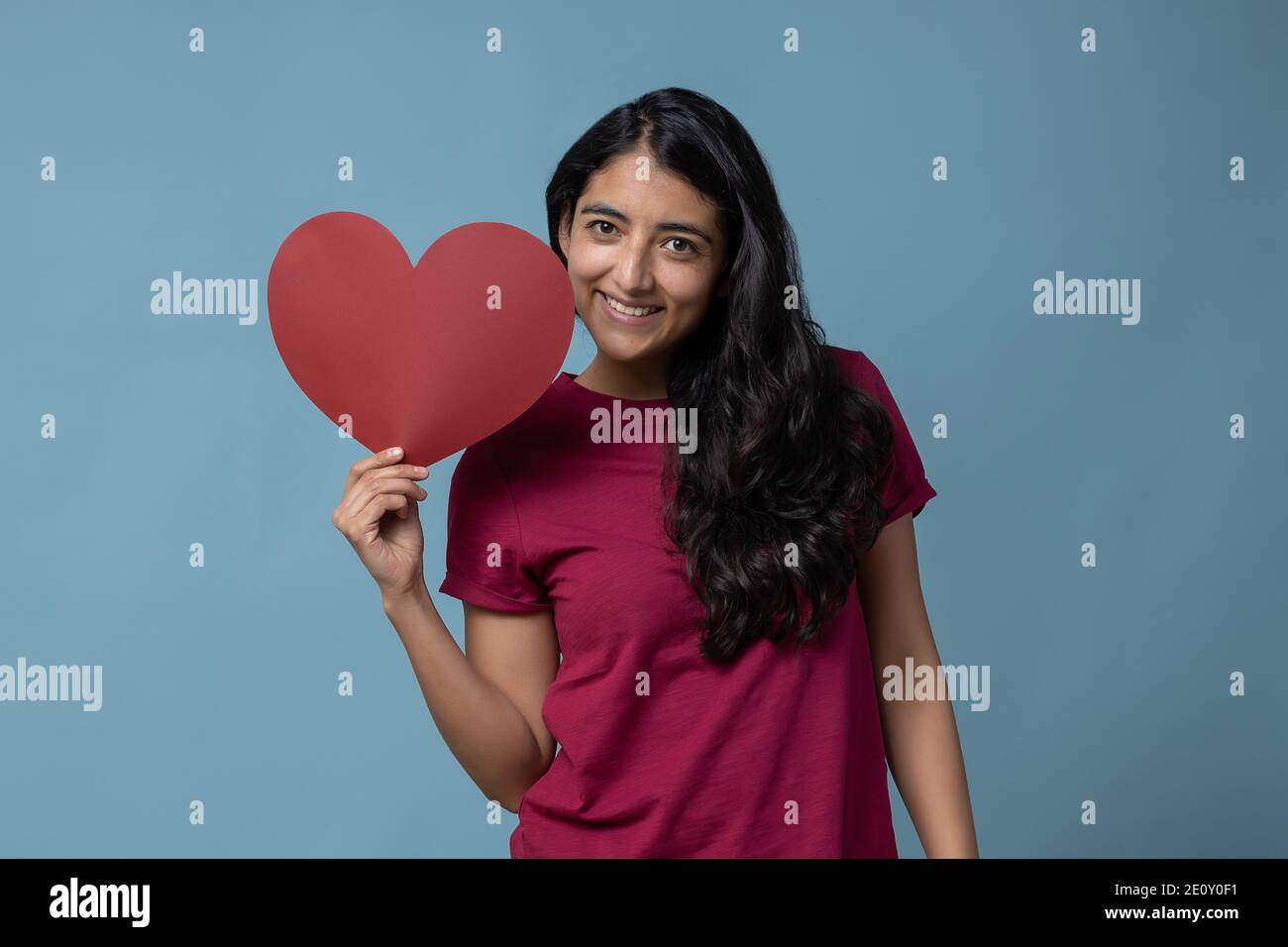 Ragazza latina messicana che tiene un cuore rosso, San Valentino, amore di sé Foto Stock