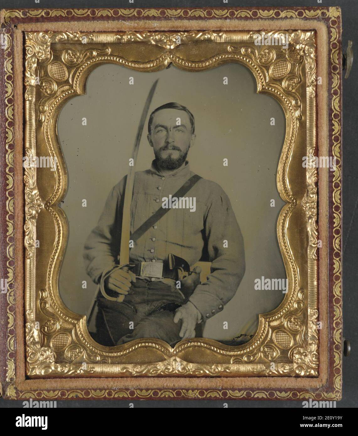 Il tenente William Bowen La Gallaher di Co. E, 1° Virginia reggimento di cavalleria in uniforme e Virginia stato cinghia di tenuta piastra, con il revolver e spada di cavalleria Foto Stock