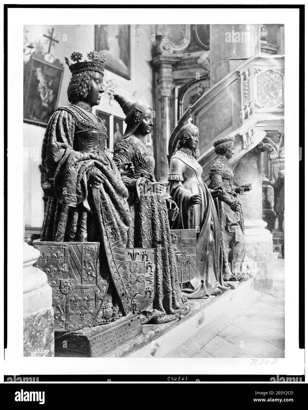 La vita statue a grandezza naturale che circondano la tomba di Massimiliano I, la Hofkirche, Innsbruck, Austria Foto Stock
