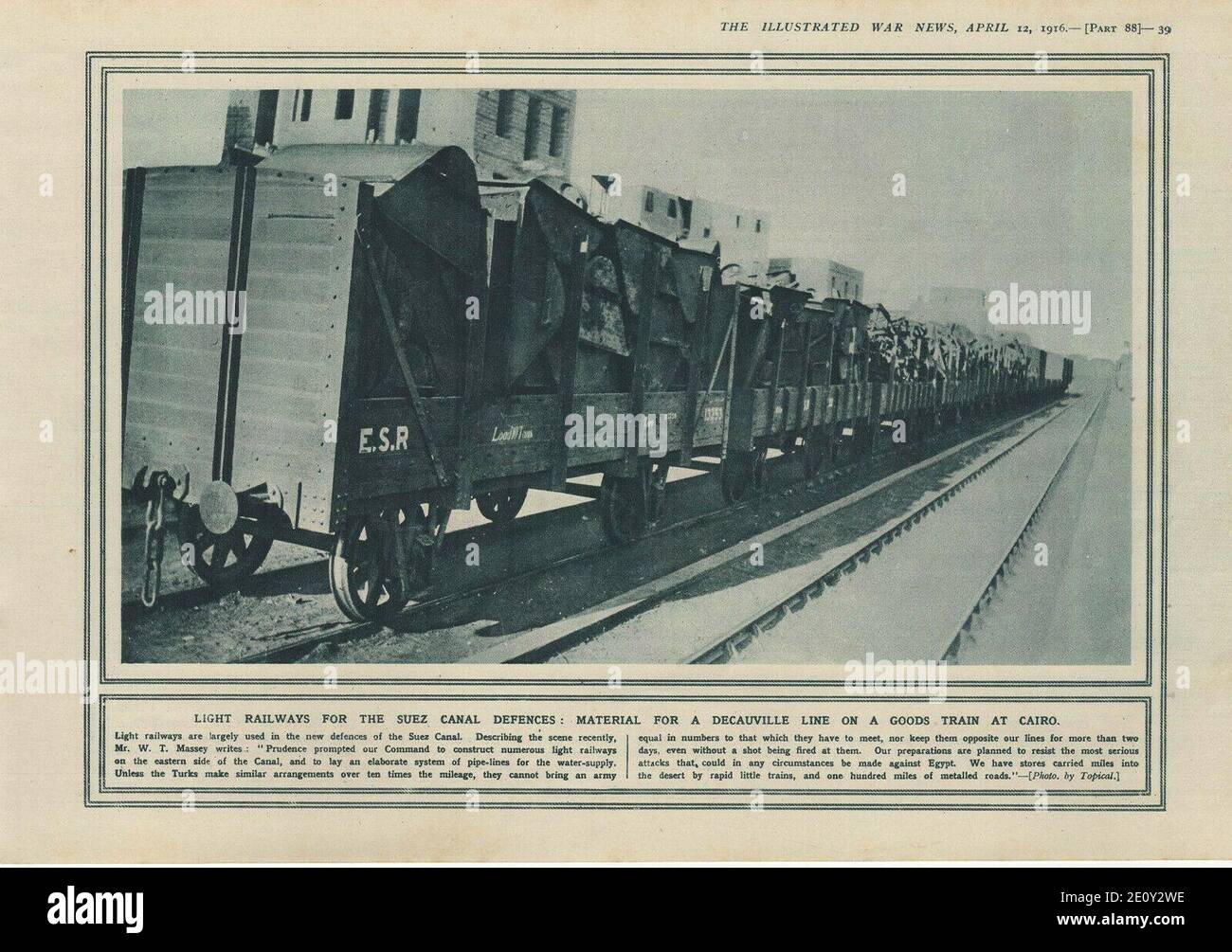 Ferrovie di luce per le difese del canale di Suez - materiale per una linea di Decauville su un treno di merci un Cairo - le notizie illustrate di guerra, 12 aprile 1916 - parte 88 - pagina 39. Foto Stock