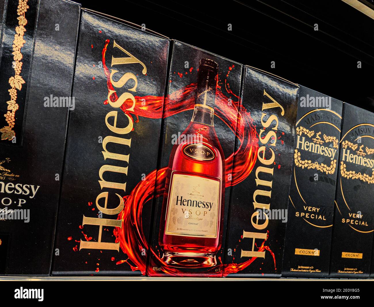 2020: Design composito di pacchetti cognac Hennessy elite in enoteca Foto Stock