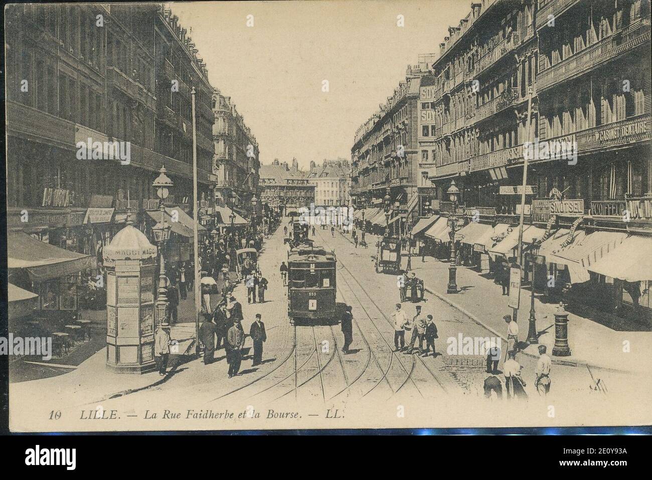 Lille - 10 - Rue Faidherbe et la Bourse. Foto Stock