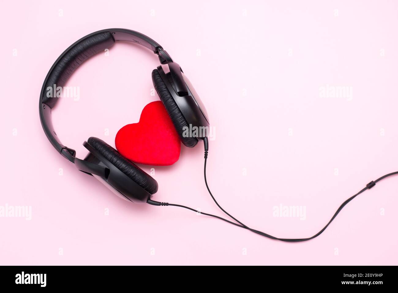 Cuffie e cuore su sfondo rosa, il concetto di musica d'amore Foto stock -  Alamy