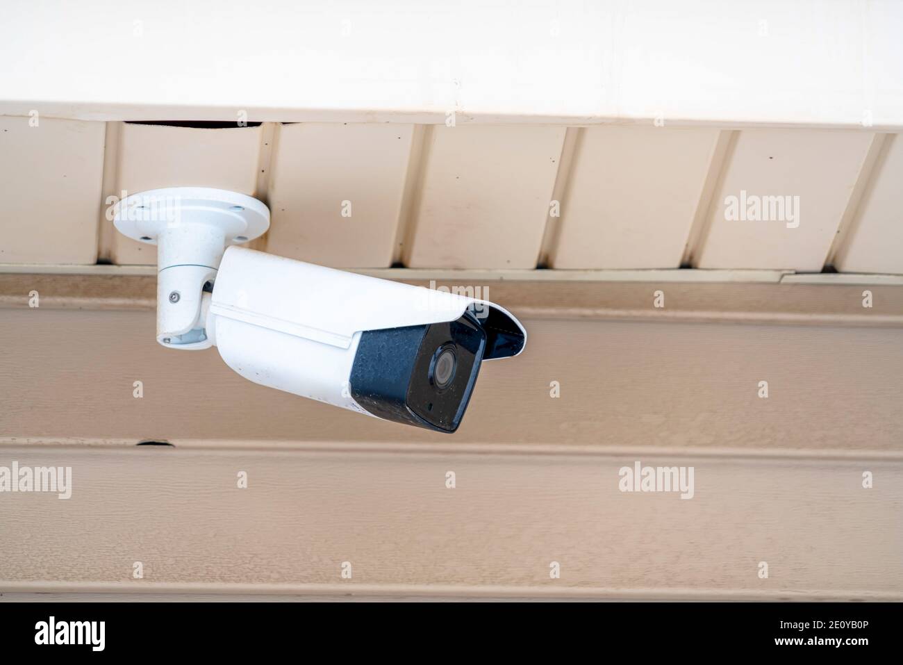 Primo piano della telecamera di sorveglianza a proiettile sul soffitto di un edificio Foto Stock