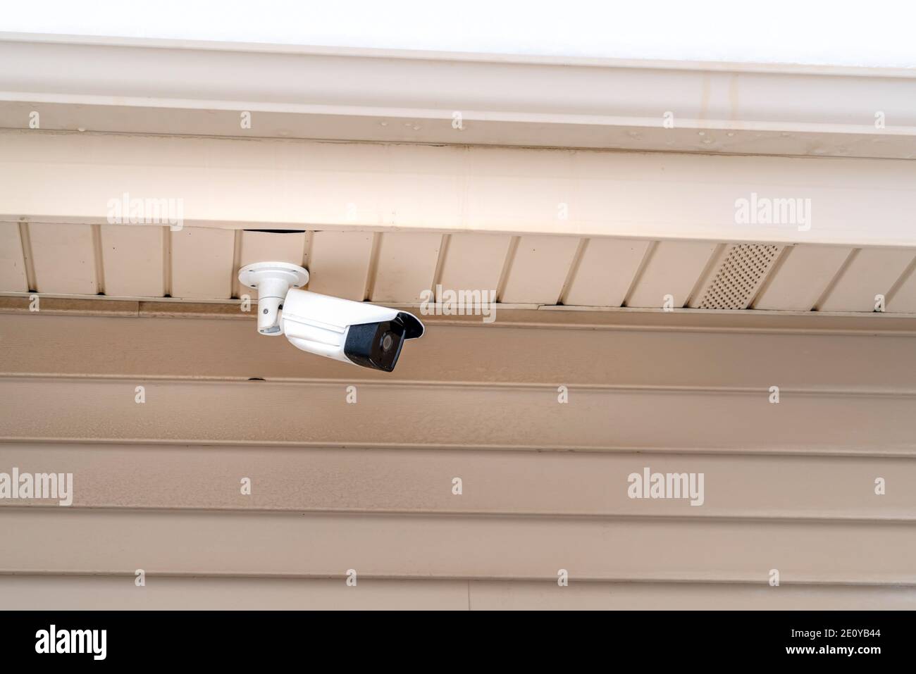 Esterno dell'edificio con telecamera di sorveglianza di tipo bullet installata per sicurezza Foto Stock