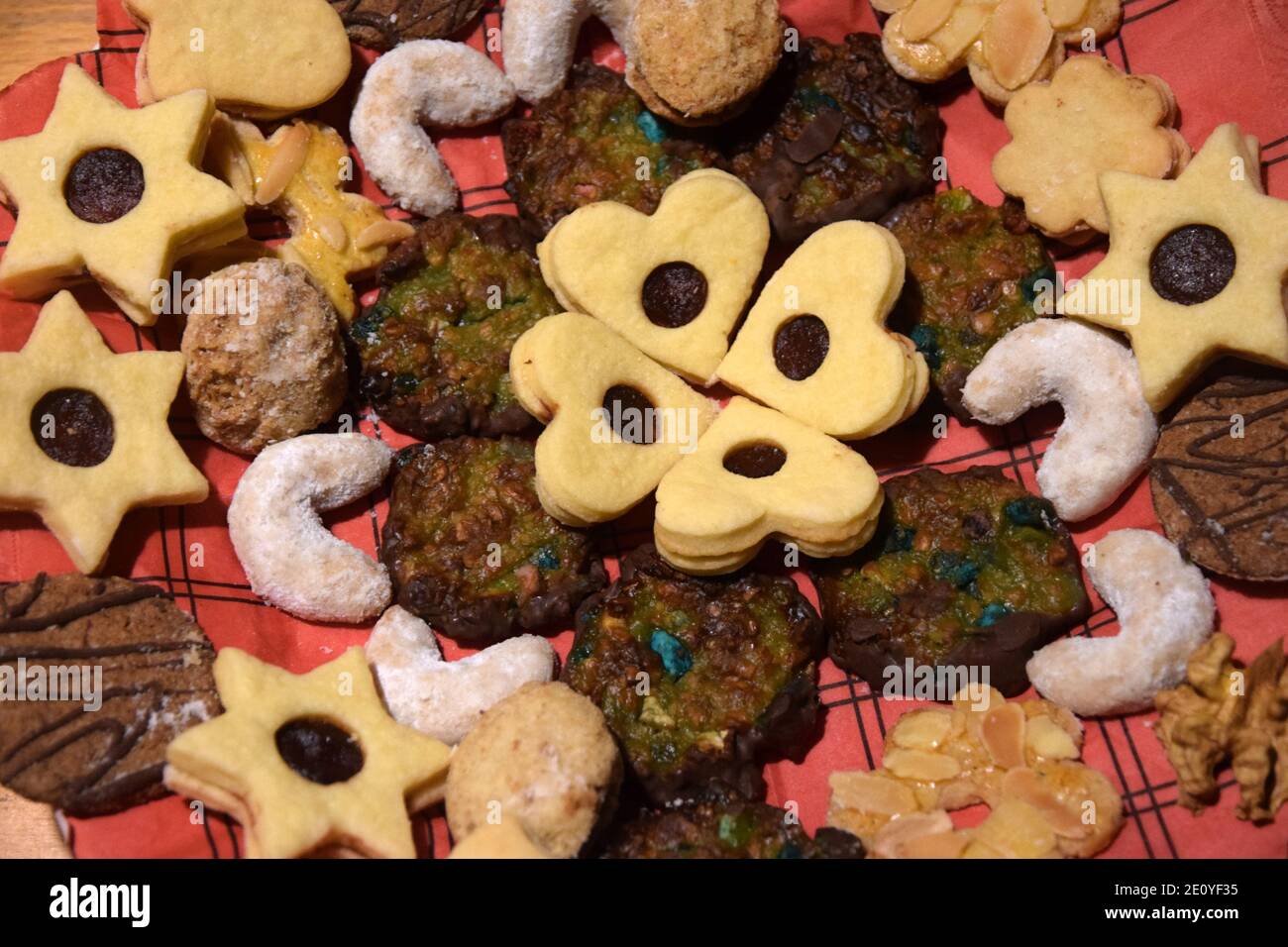 Confezione tradizionale ceca - biscotti di Natale o biscotti di Natale tagliati in varie forme. Foto Stock