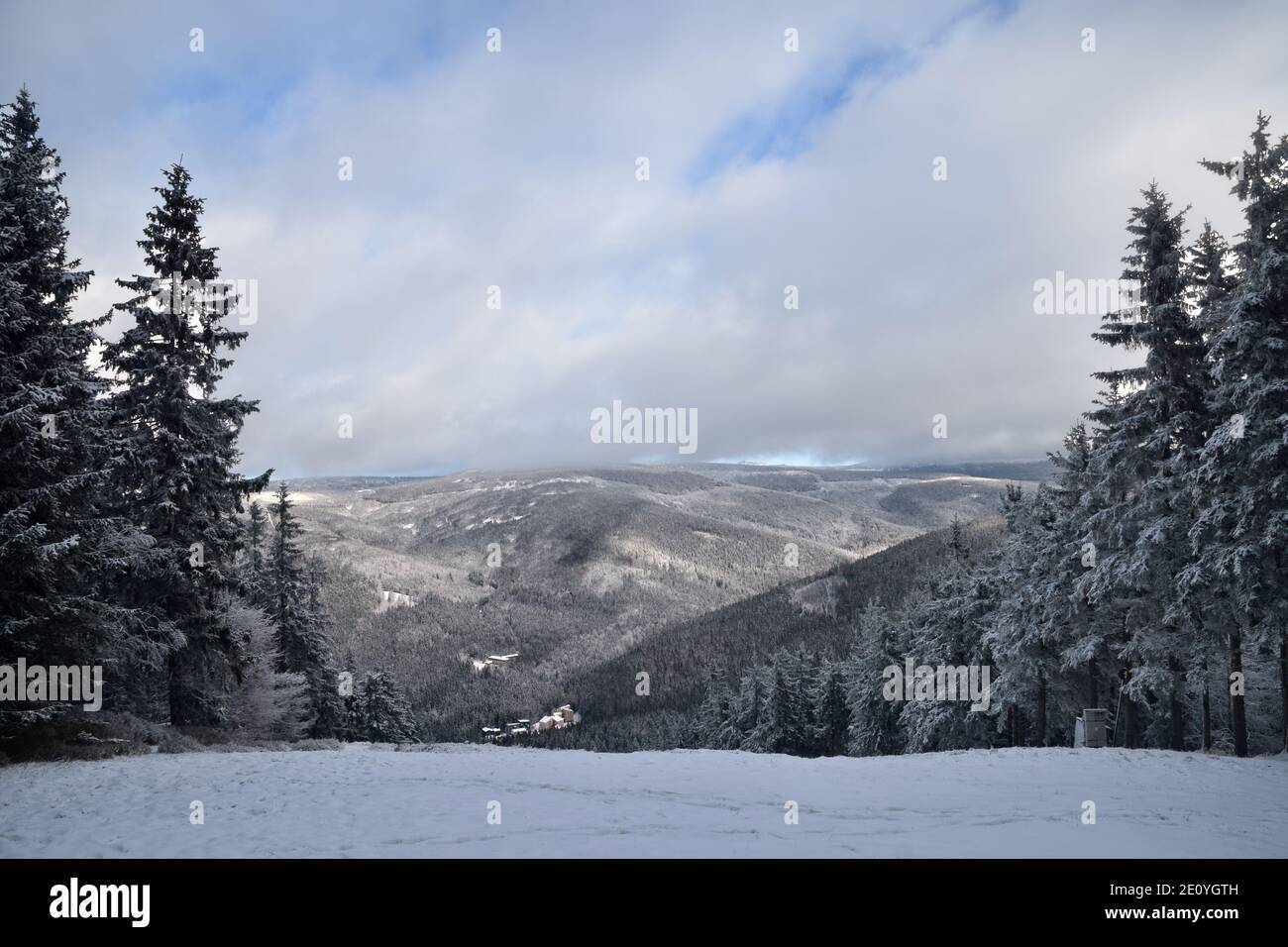 Inverno a Krkonoše, montagne giganti, situato nel nord della Repubblica Ceca. Grandi aree delle montagne sono designate parchi nazionali. Foto Stock