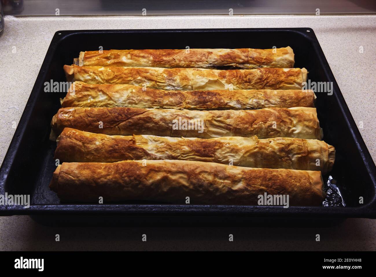 Dettagli della torta di mele dalla Serbia, vista closeup sulla scrivania da cucina. Foto Stock