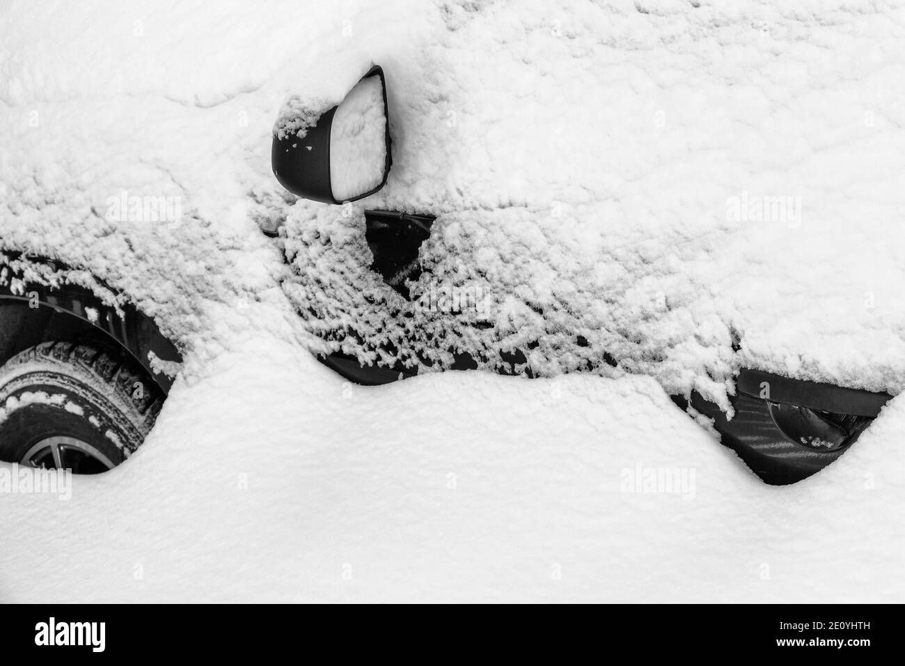 La vettura è coperta con un sottile strato di neve fresca. Foto Stock