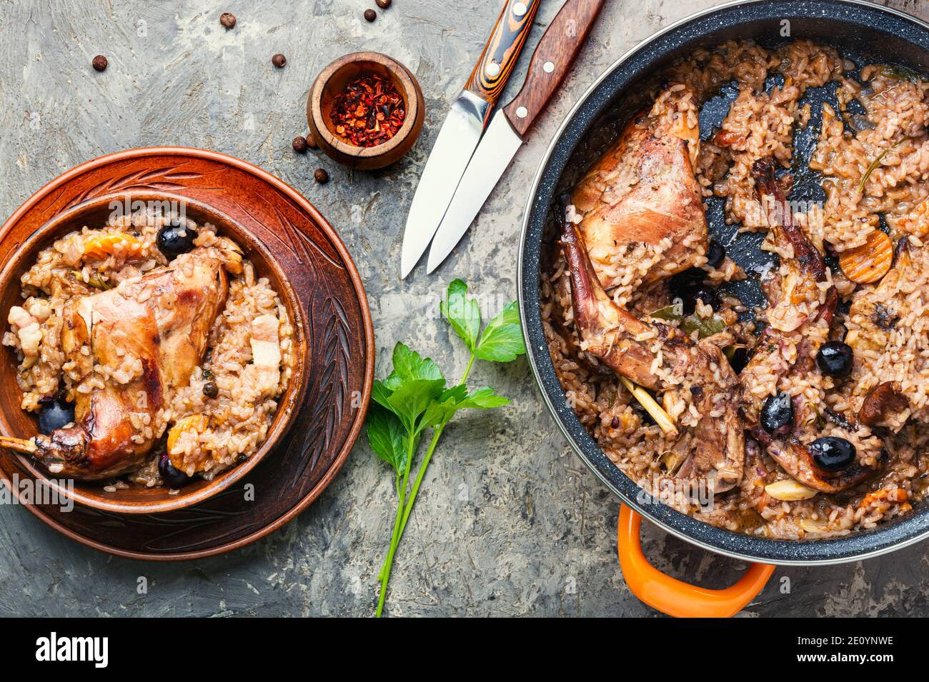 Appetitoso pilaf con stufato di coniglio. Risotto con lepre. Foto Stock