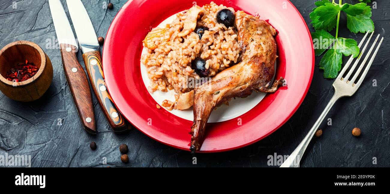 Pilaf con coniglio stufato. Risotto con cucina lepre. Italiana. Foto Stock