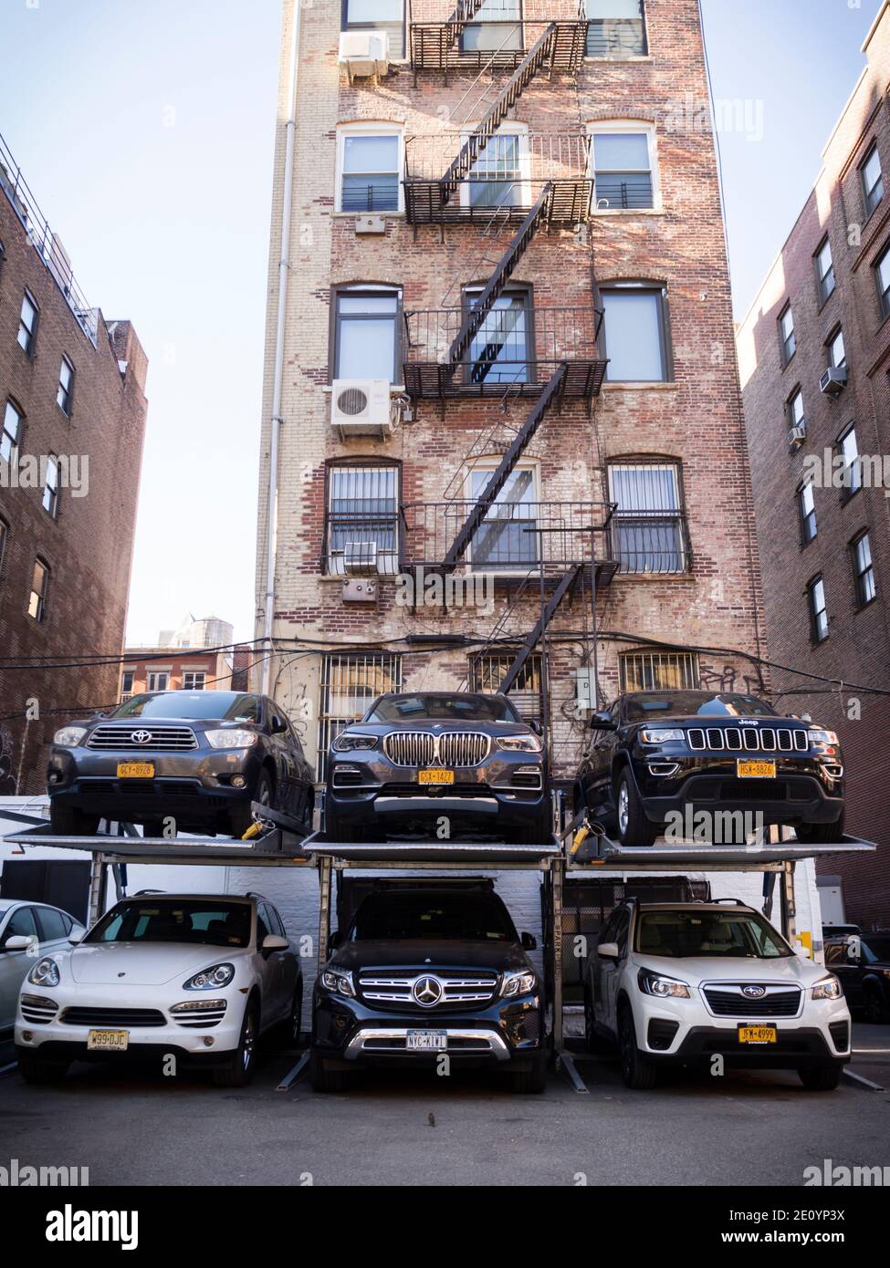 New York City, NY (USA) - 16 novembre 2019: Auto di lusso in un parcheggio per pendolari nel centro di Manhattan. Foto Stock