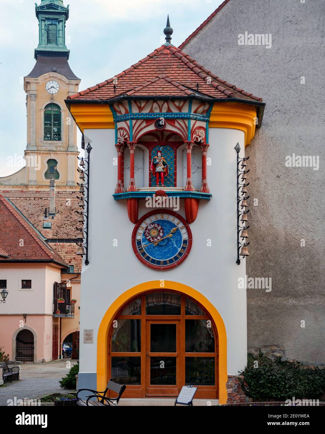 Museo degli orologi e delle opere di orologeria a Szekesfehervar Ungheria. I personaggi delle gabbie rappresentano i leggendari re e le famose figure dell'Hunga Foto Stock