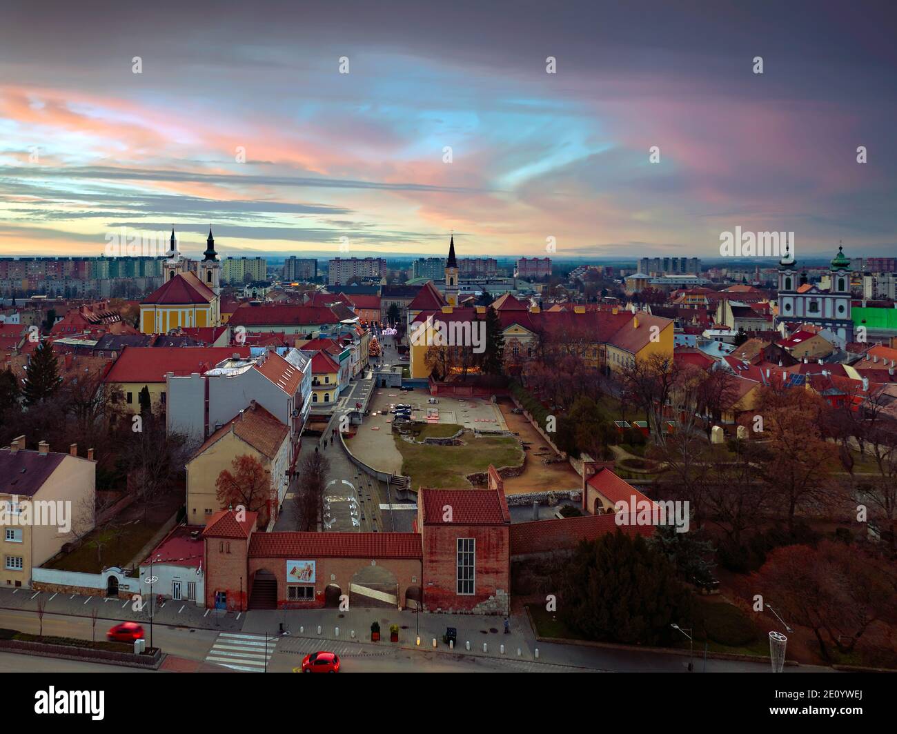 Foto aerea del centro storico di Szekesfehervar in Ungheria. Gli splendidi edifici storici includono chiese, statue e monumenti. Foto Stock