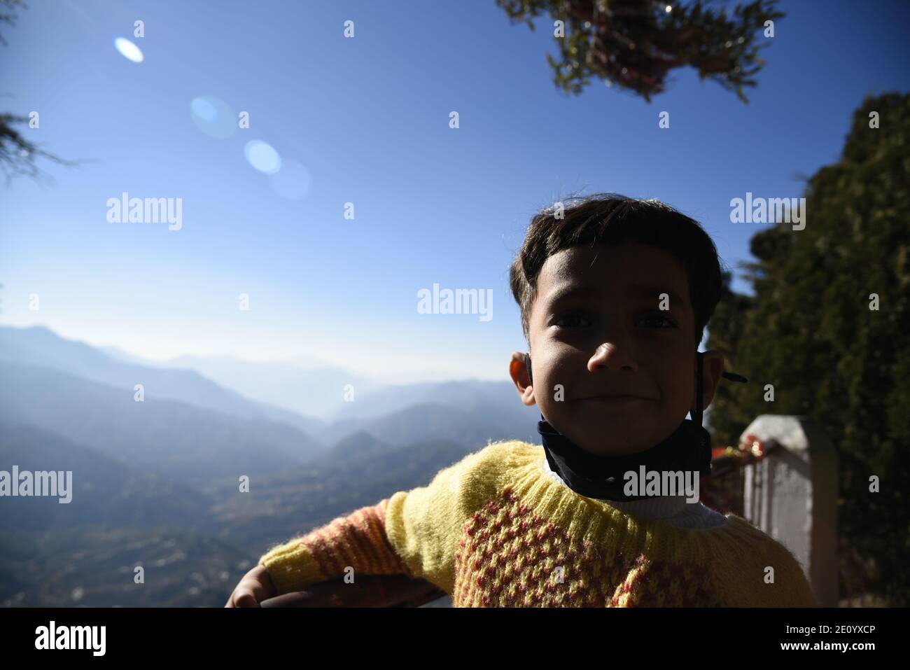 Neve panoramica Himalaya montagna vista da Hindu Lord Shiva Mukteshwar Tempio situato nel distretto Nainital Uttarakhand stato. Foto Stock