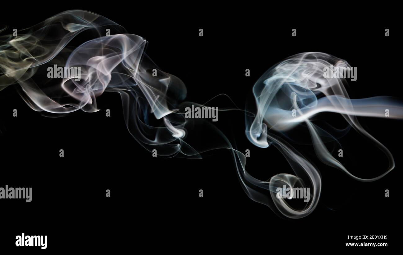 Una linea di fumo colorata e morbida scorre su sfondo nero isolato Foto Stock