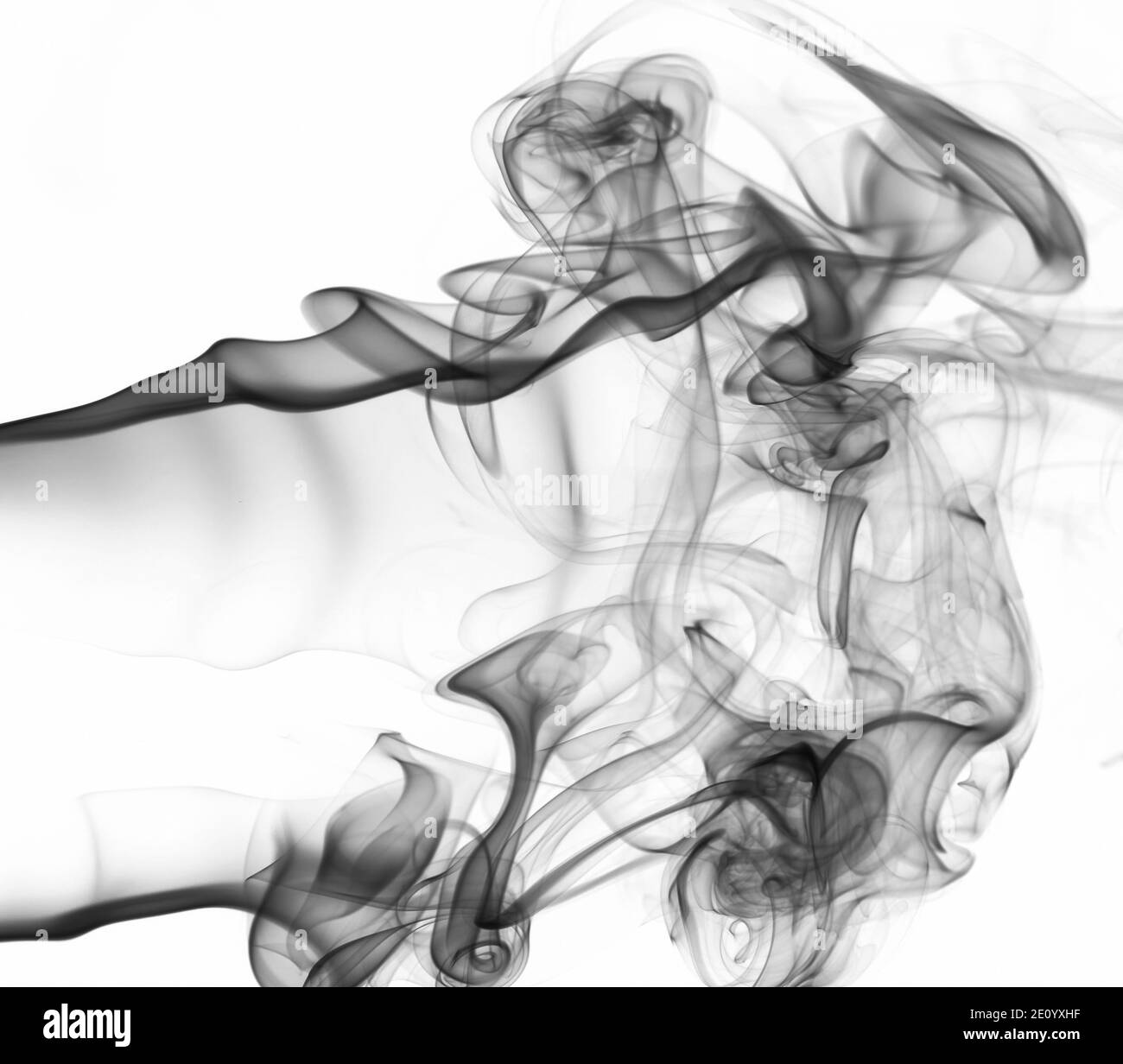 Astratto nero trasparente fumo vortice su sfondo bianco. Nuvola di mistero fumo curva Foto Stock