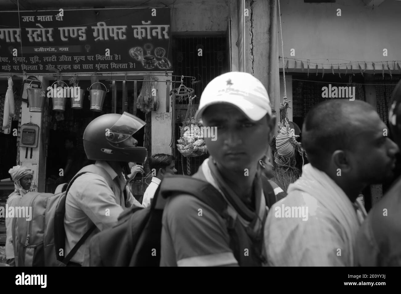 Automobilisti durante un ingorgo stradale in uno sfondo di un negozio generale a Bihar, India. Foto Stock