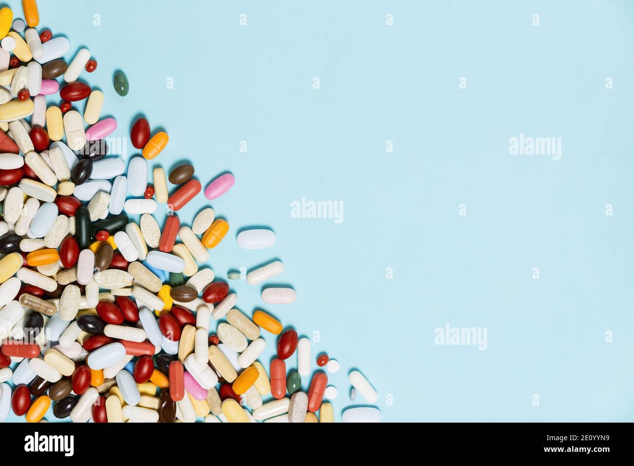 Assortiti medicina farmaceutica pillole, compresse e capsule su sfondo blu Foto Stock