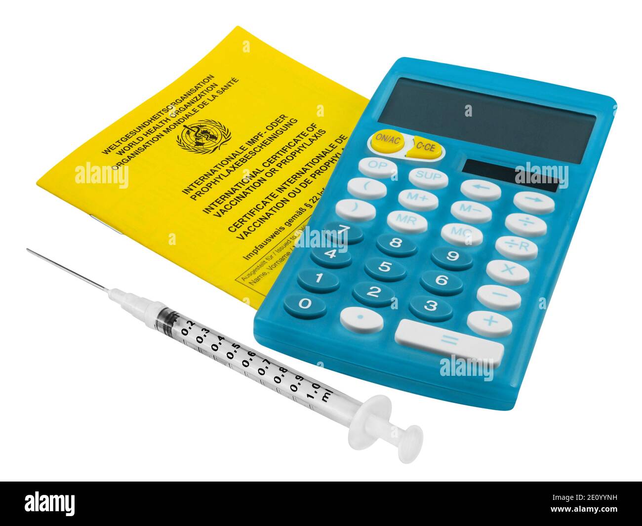 Certificato di vaccinazione e calcolatrice con iniezione isolata su bianco sfondo Foto Stock