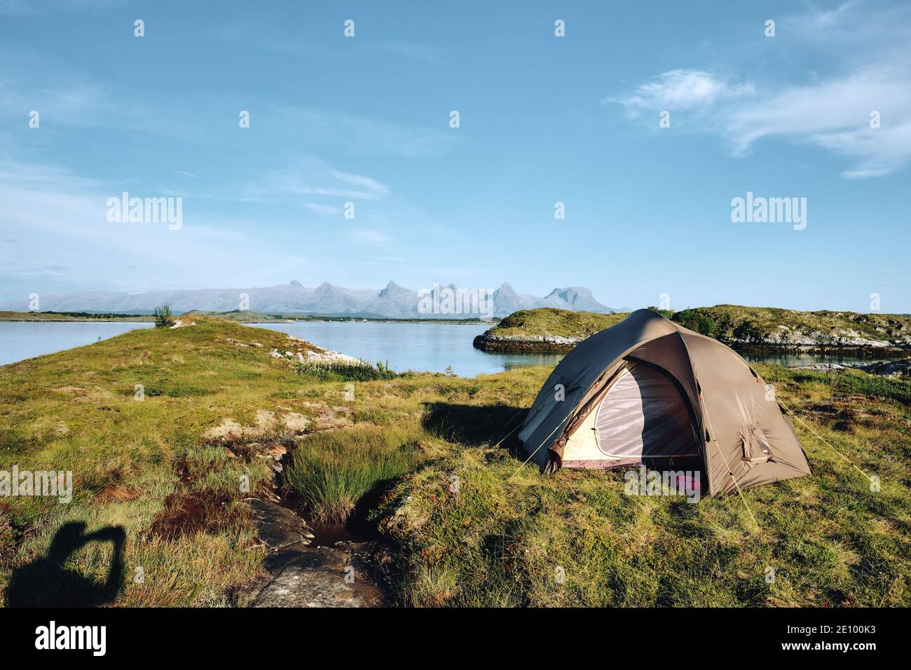 Campeggio selvaggio sull'isola di Heroy del sud che domina il paesaggio della catena montuosa delle sette Sorelle sull'isola di Alsten in Alstahaug in Nordland, Norvegia Foto Stock