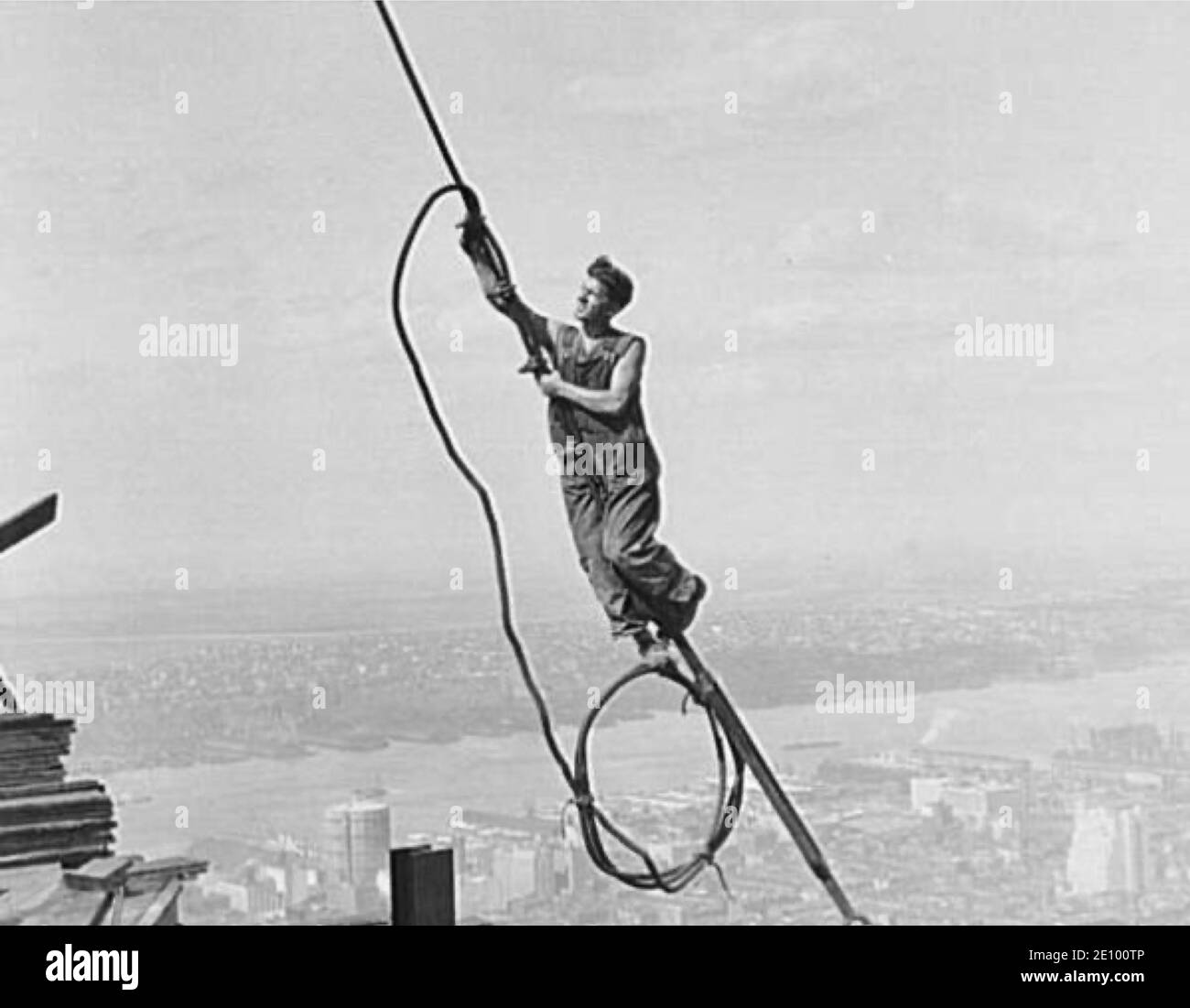 Vintage Lewis Hine Fotografia di un operaio di cavi in alto sopra le strade della città Foto Stock