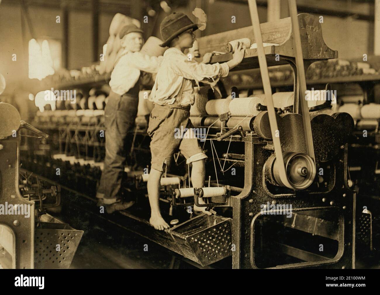 Vintage Lewis Hine fotografia di giovani lavoratori di impianti tessili in 1909 Foto Stock