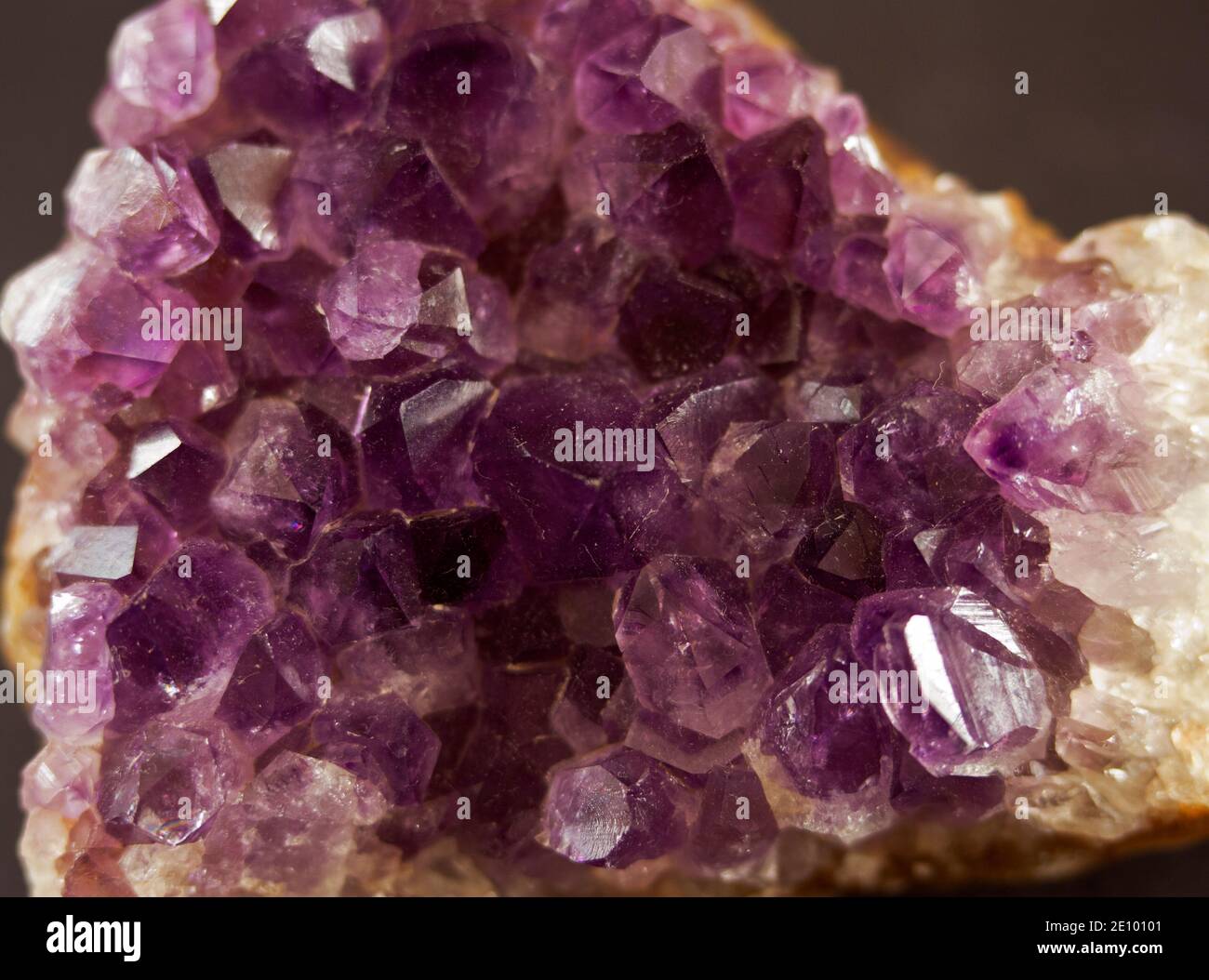 Amethyst è una varietà viola di quarzo che lo rende duro e adatto per il taglio per fare gioielli. E' stata valutata come pietra cardinale fin da allora Foto Stock