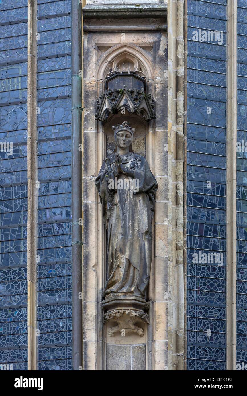 santo in preghiera, figura sulla facciata della Lambertikirche gotica, Münster, Nord Reno-Westfalia, Germania, Europa Foto Stock